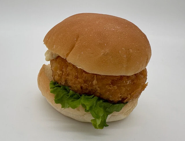 イトーヨーカドー　  プリップリ！えびかつバーガー（298円）　【重さ】138g　【長さ（バンズ）】8.5㎝　【厚さ（バンズ）】7.5㎝　【内容】えびカツ（83g）、レタス、タルタルソース　【1g当たりの値段】2.2円