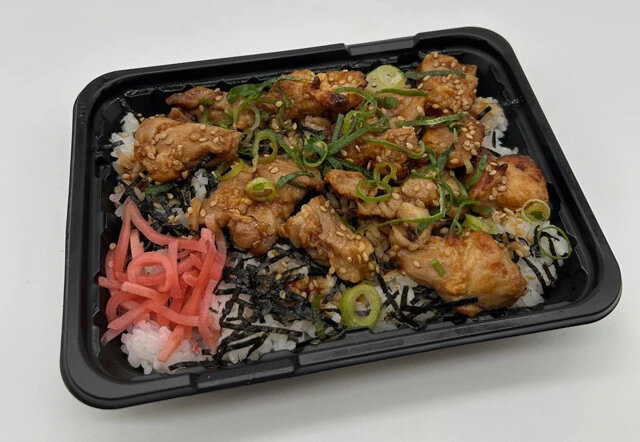 オーケー　焼きとり丼：366円　鶏肉がケチらずゴロゴロビッシリ詰まっていて食べ応えあり