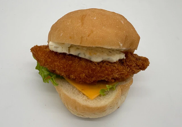 ライフ　タルタルソースの白身フライバーガー（278円）　【重さ】133g　【長さ（バンズ）】9㎝　【厚さ（バンズ）】7.5㎝　【内容】白身魚フライ（54g）、チーズ、レタス、タルタルソース　【1g当たりの値段】2.1円