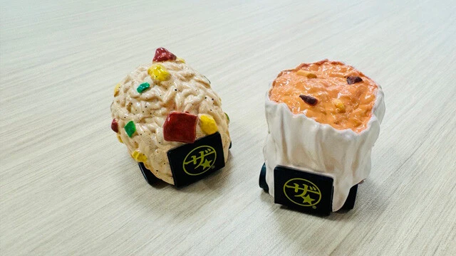 2024年に味の素冷凍食品とコカ・コーラがコラボキャンペーンを実施した際にプレゼントされた、ザ★®コラボミニカーの（左）「走るザ★®チャーハン」と（右）「走るザ★®シュウマイ」　写真提供／味の素冷凍食品