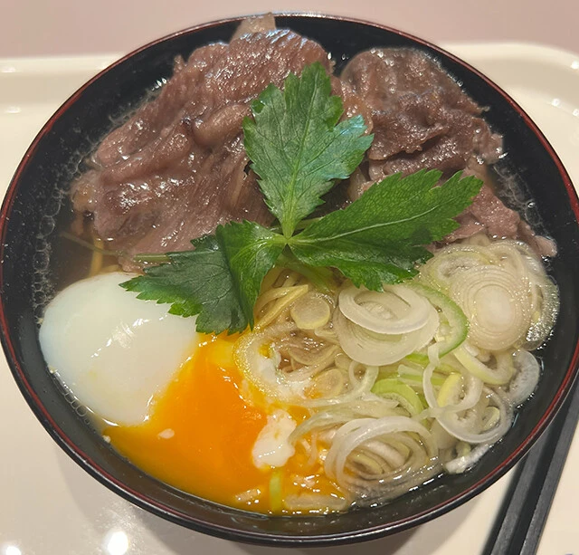 これがこだわりにこだわった究極の神戸牛すき焼きえきそば（3850円）