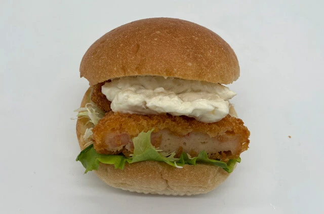 サミット　ぷりっぷり！えびカツバーガー（288円）　【重さ】185.5g　【長さ（バンズ）】9.5㎝　【厚さ（バンズ）】7.5㎝　【内容】えびカツ（89g）、キャベツ、レタス、マヨネーズ　【1g当たりの値段】1.6円
