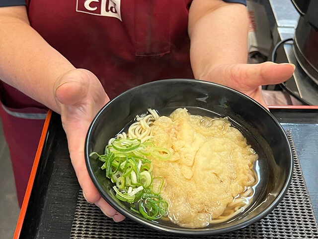 オリジナルの中華麺と和風だしがマッチした天ぷらえきそばは480円