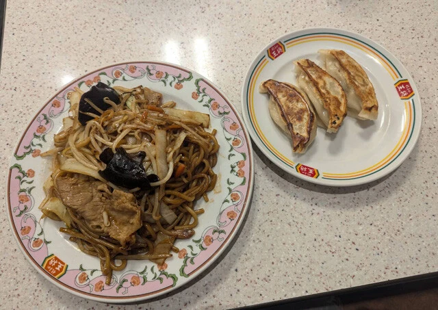 餃子の王将　ソース焼きそば：638円＆餃子（3個）：192円　焼きそばはボリューム満点なのでイチオシ