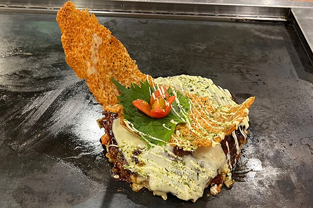 チーズ、大葉、トマトののったベッピン焼き（1280円）が映えメニュー