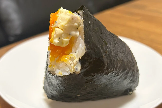 〈おにぎりこんが〉東京のほか鎌倉、神戸などに展開する。メニューは30弱あり、トッピングも多彩。写真のカルボナーラ（490円）はイロモノかと思いきや、チーズとこしょう、半熟卵が絡まり合い美味！