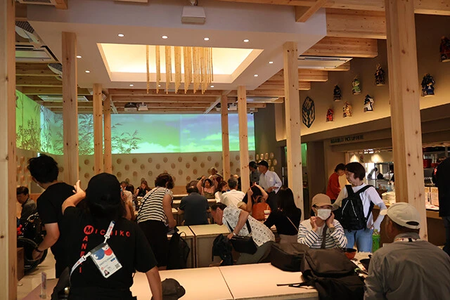 テーブルやイスは段ボール素材で作られていてエコ