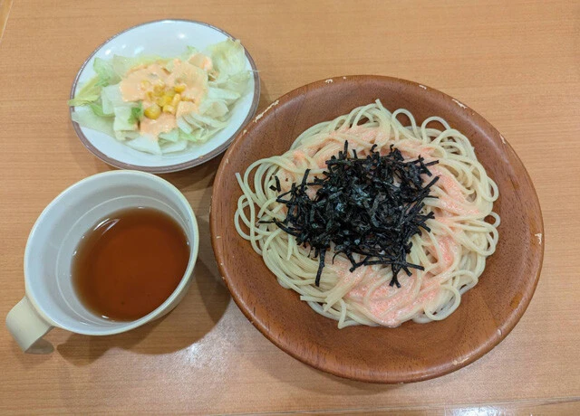 サイゼリヤ　タラコソースシシリー風ランチ：500円　サラダやランチスープがついてジャストワンコイン