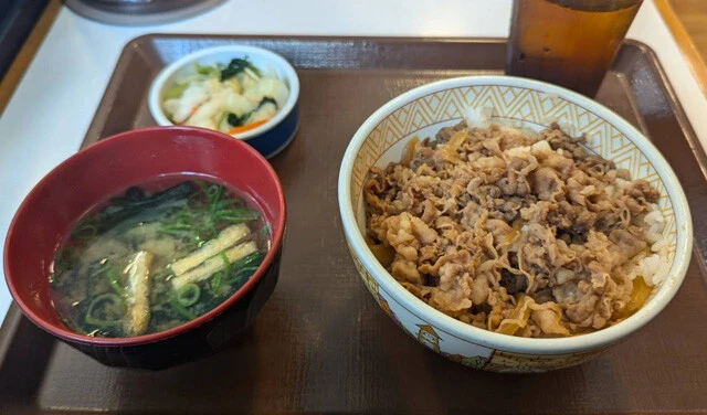 すき家　牛丼おしんこランチセット〈並盛〉：580円　おしんこ、味噌汁もついてこの値段！