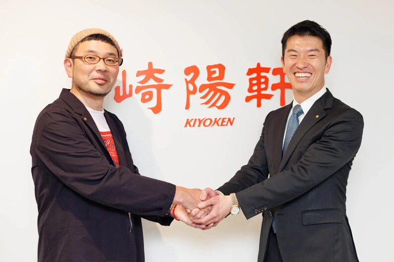 崎陽軒の野並社長(右)と日本シュウマイ協会会長のシュウマイ潤(左)