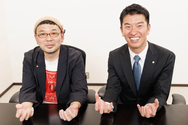 シュウマイ潤が考案した「シュウマイポーズ」をする野並社長
