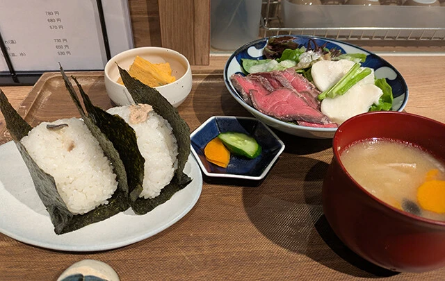 〈OMUSUBI CAFE（おむすびかふぇ）〉代官山らしいスタイリッシュな内装が特徴のお店。写真の「おむすび2個の一汁二菜せっと」（1820円～）は好みのおむすびと主菜、副菜を選べる、組み合わせの自由度が高い定食形式。夜はお酒も提供する