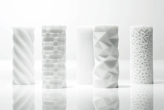 2O11年「TENGA 3D （テンガスリーディー）」「ひっくり返して→洗って→乾かす」というプロセスで内部形状を外観として見せられるアート的な作品。「レッド・ドット・デザイン賞 プロダクトデザイン2012」を受賞！