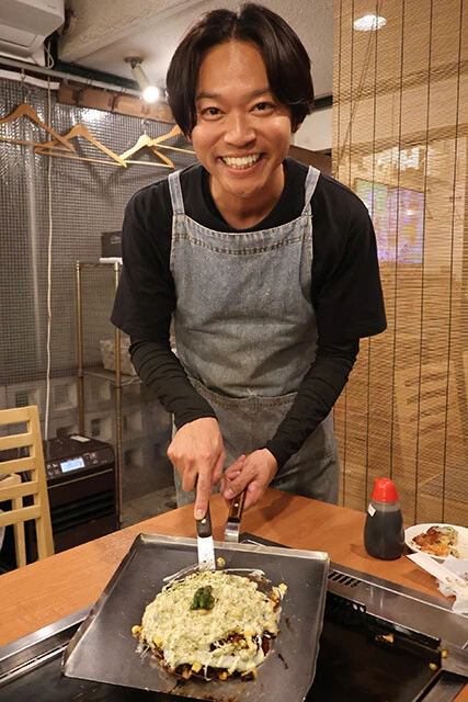 お好み焼きに新たな風を吹き込もうとする「隠れ鉄板酒場 風流」店主の糀正憲さん