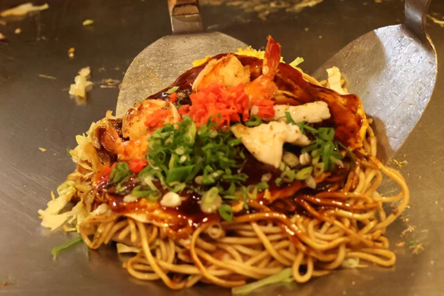 イカやエビがふんだんに使用される海鮮焼き（1630円）が人気