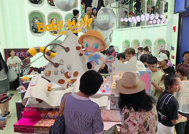 中国・上海にあるPOP MARTのグローバル旗艦店は現在モーリー推し
