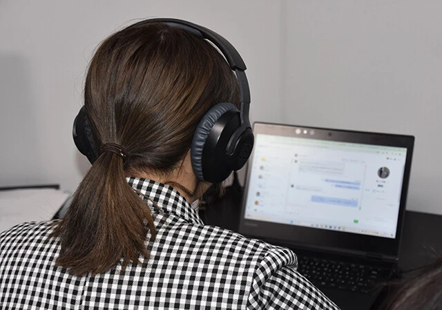 問い合わせに応じる「モームリ」のスタッフ