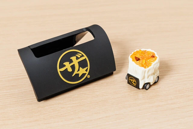 「走るザ★®チャーハン」と「ザ★®シュウマイ」の携帯ホルダー（シュウマイ潤私物）