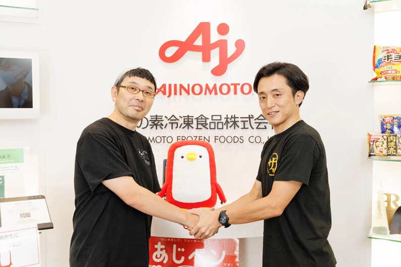 (右)味の素冷凍食品 マーケティング本部 リテール事業部 リテール製品戦略 第1グループ長の松浦 嵩氏と(左)日本シュウマイ協会会長のシュウマイ潤