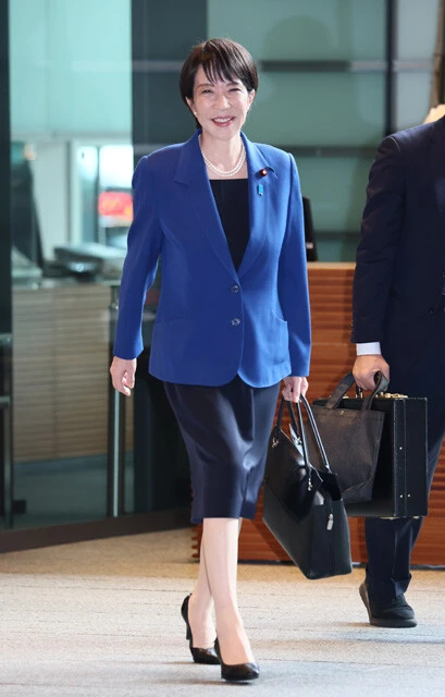 高市早苗総理のバッグが「サナエバッグ」として話題に。女性は持ち物にも気を使っている。容姿ではなく、持ち物や服装を褒めること