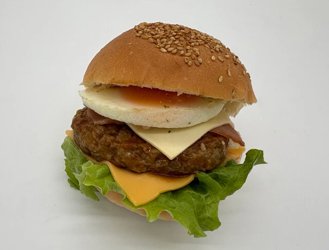 ライフ　てりたまベーコンWチーズバーガー（348円）　【重さ】212g　【長さ（バンズ）】9㎝　【厚さ（バンズ）】8㎝　【内容】目玉焼き（45g）、ハンバーガー（81g）、ベーコン（6g）、チーズ2種（12g）、レタス、マヨネーズ　【1g当たりの値段】1.6円