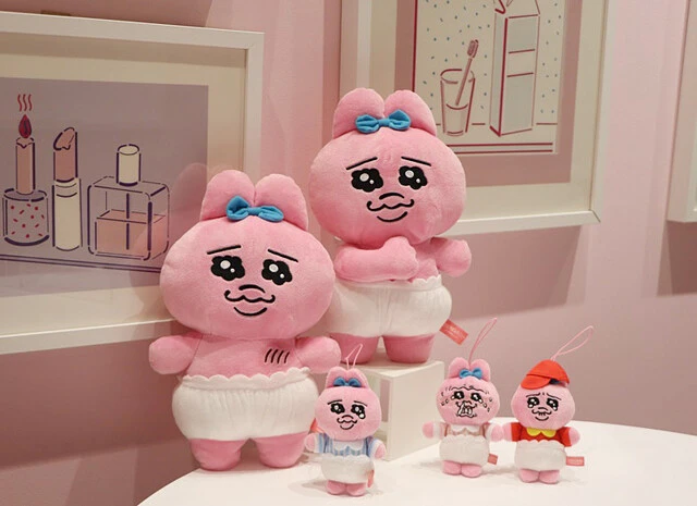 イラストレーターの「可哀想に!」氏が手がける人気キャラクター「おぱんちゅうさぎ」のぬいぐるみ
