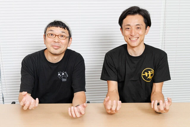 シュウマイ潤が考案した「シュウマイポーズ」をする松浦氏