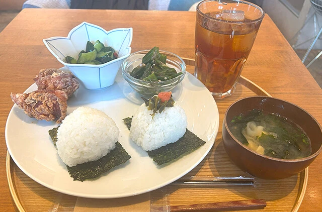 〈Onigily Cafe（オニギリーカフェ）〉東京は中目黒と代々木公園の2ヵ所に展開。写真はランチのよくばりプレート（1600円）で、朝食は600円のセットもあり。店内にはケーキと紅茶を楽しみながら読書をしている人もいた