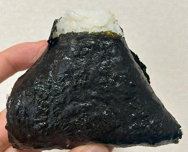 〈おにぎりぼんご〉東京・大塚に店舗を構える、老舗おにぎり専門店。平日昼過ぎでも20人以上の大行列で、列には大阪から来た人も。鮭マヨネーズ（400円）にはゆずこしょうが入っており爽やかな味わい