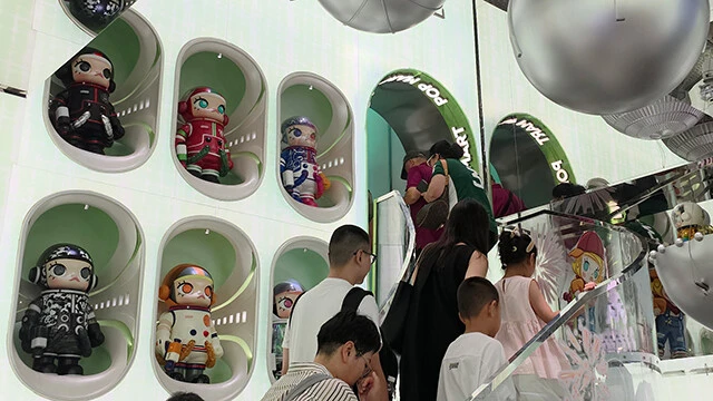中国・上海市にあるPOP MARTのグローバル旗艦店は平日でも大行列