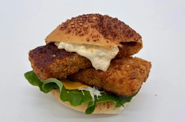 コメ高騰で弁当値上げが相次ぐ中、コスパのオーケー、クオリティのヤオコー、バラエティのマルエツ......「スーパーバーガー」戦国時代が始まった！