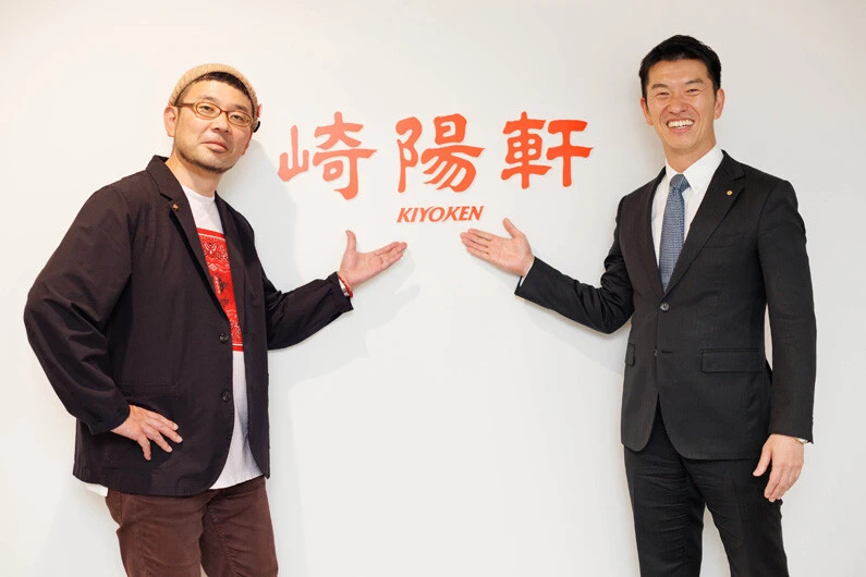 崎陽軒の野並社長(右)と日本シュウマイ協会会長のシュウマイ潤(左)