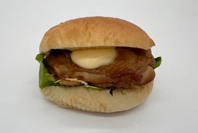 サミット　照り焼きチキンバーガー（288円）　【重さ】165g　【長さ（バンズ）】10.5㎝　【厚さ（バンズ）】6.5㎝　【内容】照り焼きチキン（83.5g）、キャベツ、レタス、マヨネーズ　【1g当たりの値段】1.7円