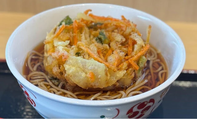 節約サラリーマンの強い味方だった立ち食いそばだが、近年は値上げも相次ぐ。そんななか、かき揚げが無料になる株式優待券に注目が集まっている(写真はイメージです)