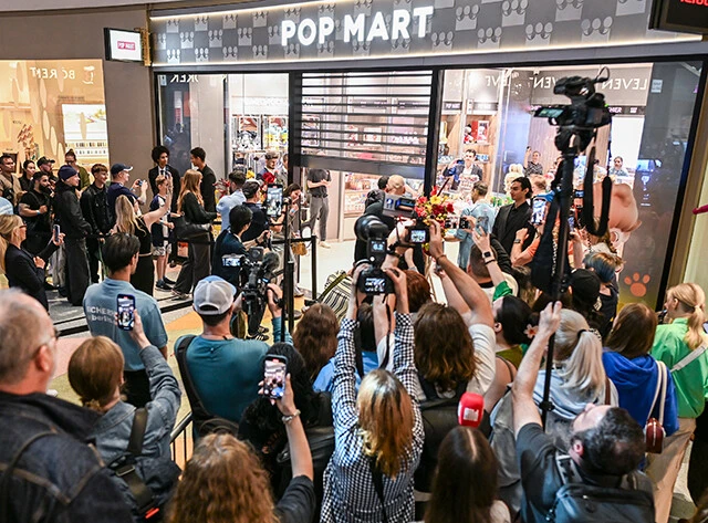 今月オープンしたドイツのベルリン店。お客さんやプレス勢が殺到するほどの過熱状態となっている