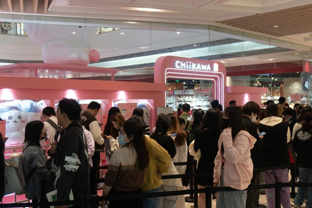 ちいかわのポップアップストアには若者を中心に多くの人が訪れ、SNSでも話題になった