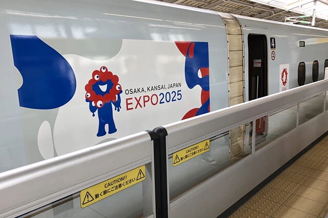 大阪・関西万博の盛況を受け、西日本旅客鉄道（JR西日本）の業績は好調。来春の運賃改定で、さらなる収益増を見込む