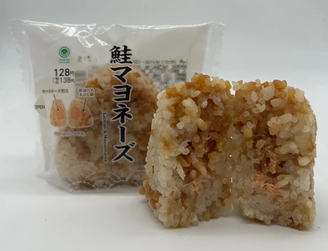 鮭マヨネーズ　ファミリーマート：138円　いわゆるのりなしでコストを抑えているが、ボリュームあり