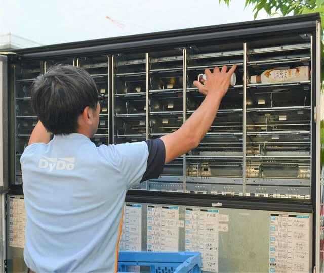 補充ドライバーは炎天下でも外での作業が多い。長時間労働も相まって、かなりの体力仕事となる