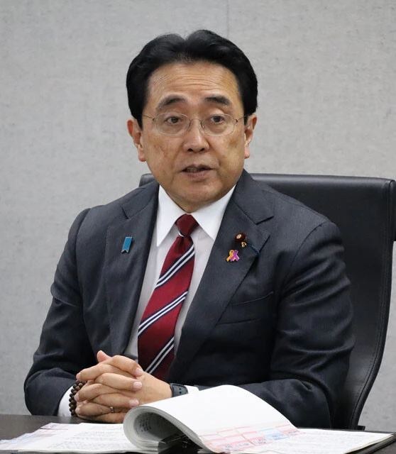 最低賃金は国の審議会で指針が示された後、各都道府県の地方審議会が最終的な額を決める。赤沢亮正経済再生相（当時）は各地の知事を直接訪ね、目安を上回る最低賃金引き上げへの協力を求めた