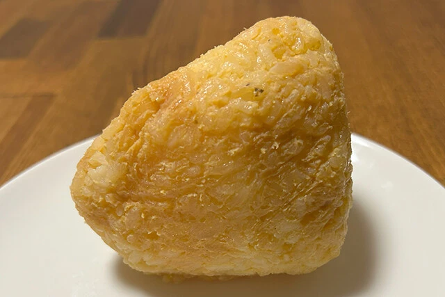 〈おにぎり まんま〉「ぼんご」で修業した店主が東京・新宿に開業。週末の18時半に行くと、外国人観光客を中心に10人ほどが並んでいた。味噌にぎり（400円）は味噌が塩辛く、米がとにかく進む