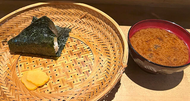 〈おにぎり浅草宿六〉2018年にミシュランのビブグルマンに選出されたおにぎり専門店。おにぎりはひとつ352円からで、その日最も高かったいくらは913円。お米の塩のあんばいが絶妙！