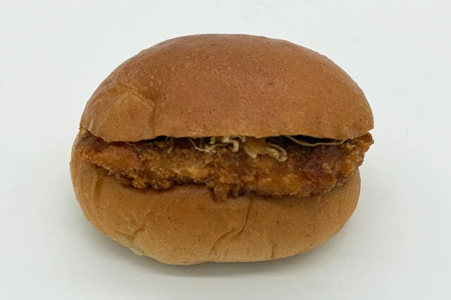 オーケー　三元豚のロースカツバーガー（189円）　【重さ】142g　【長さ（バンズ）】11㎝　【厚さ（バンズ）】6㎝　【内容】ロースカツ（88g）、キャベツ、マスタード　【1g当たりの値段】1.3円