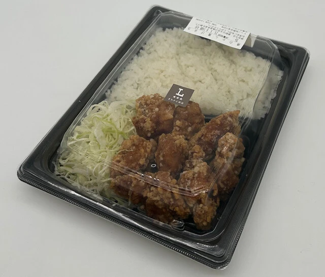 まちかど厨房 鶏のから揚げ弁当　ローソン：592円　唐揚げの量もボリューミー。店内調理なのでうまい