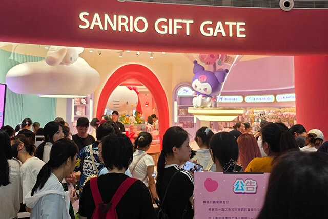 同店の入るビルには、サンリオの旗艦店もあり、どちらも連日の大行列。バチバチのライバル関係となっている