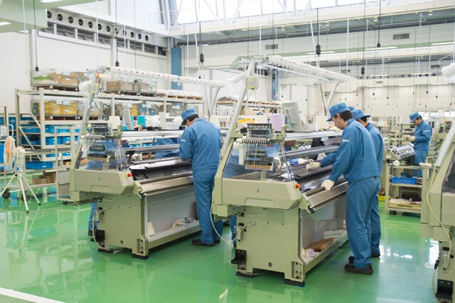 ニット編み機のトップメーカー、島精機製作所の工場。工場のほか、本社も和歌山県和歌山市にある