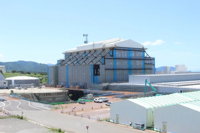 原発は高市氏が掲げる総合経済対策でも言及されており、投資テーマとなりそう。写真は建設中の大間原発