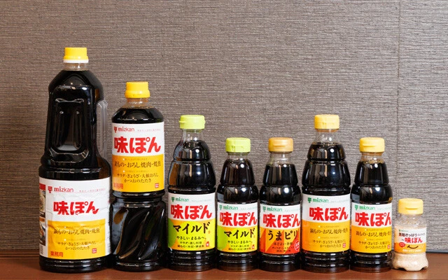 柑橘果汁・醸造酢・醤油がひとつになった、他では味わえない絶妙な風味の調味料。鍋料理をはじめ、おろし焼肉・焼魚・ぎょうざ・冷奴などに「つけて」「かけて」幅広く使える「味ぽん」各種