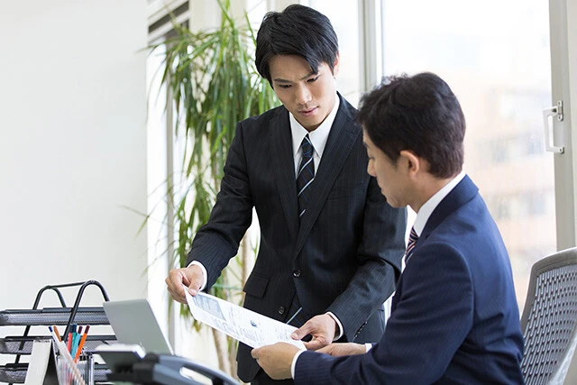 仕事を円滑に進めるために、根回しは必須。なお、海外へnemawashiという語がそのまま輸出されている