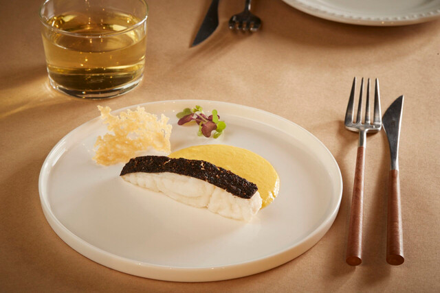 シンガポールのUMAMI Bioworksは培養魚肉開発のパイオニア。写真は同社による、培養魚肉のハタのソテー